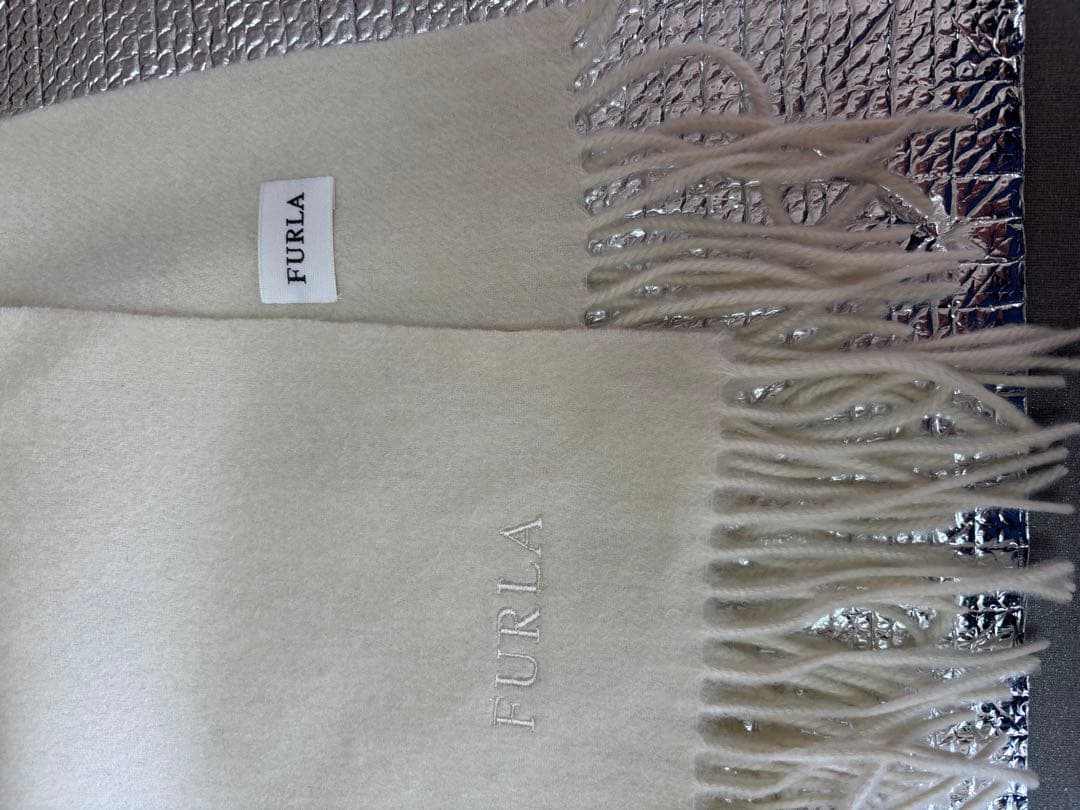 FURLAのカシミヤのオフホワイト 幅広い　レディースマフラー　 ショール