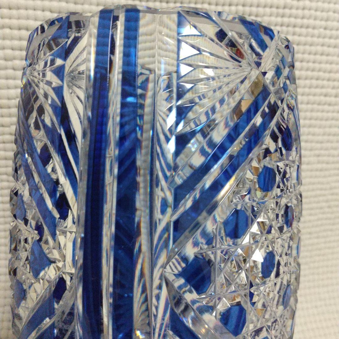 約８万円 カガミクリスタル 江戸切子の花瓶／笹っ葉に八角籠目紋 (調和と絆)