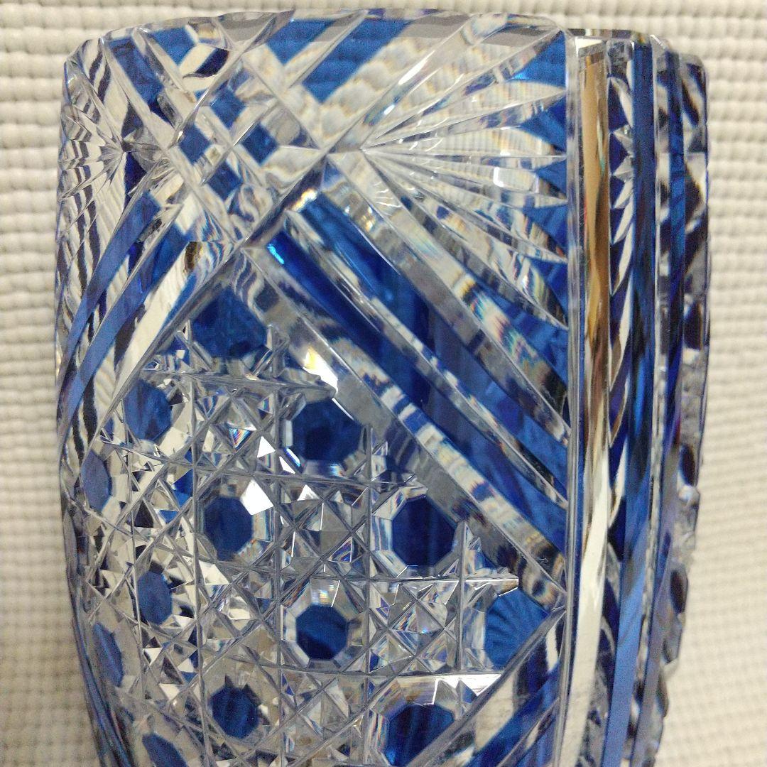 約８万円 カガミクリスタル 江戸切子の花瓶／笹っ葉に八角籠目紋 (調和と絆)