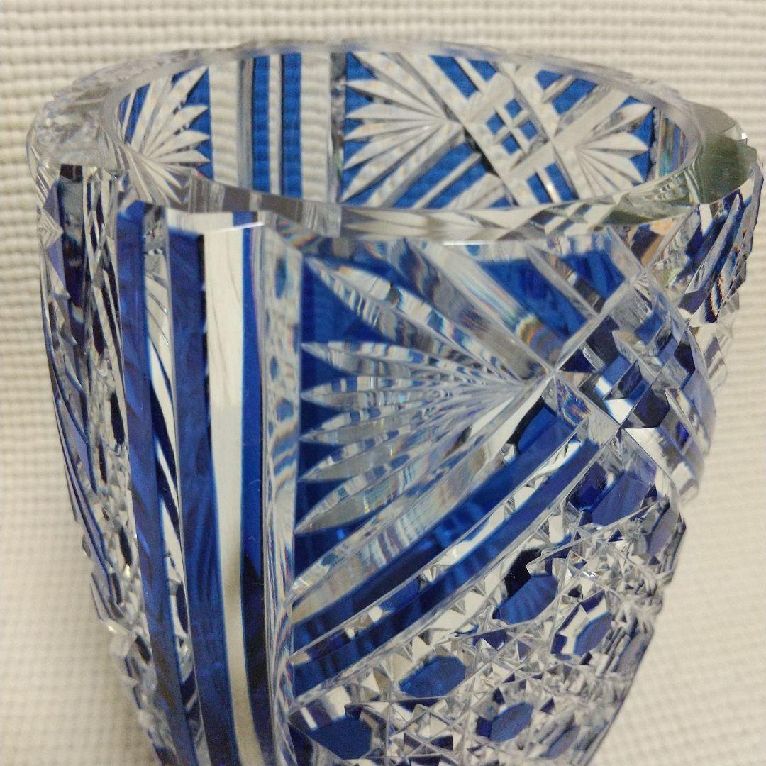 約８万円 カガミクリスタル 江戸切子の花瓶／笹っ葉に八角籠目紋 (調和と絆)