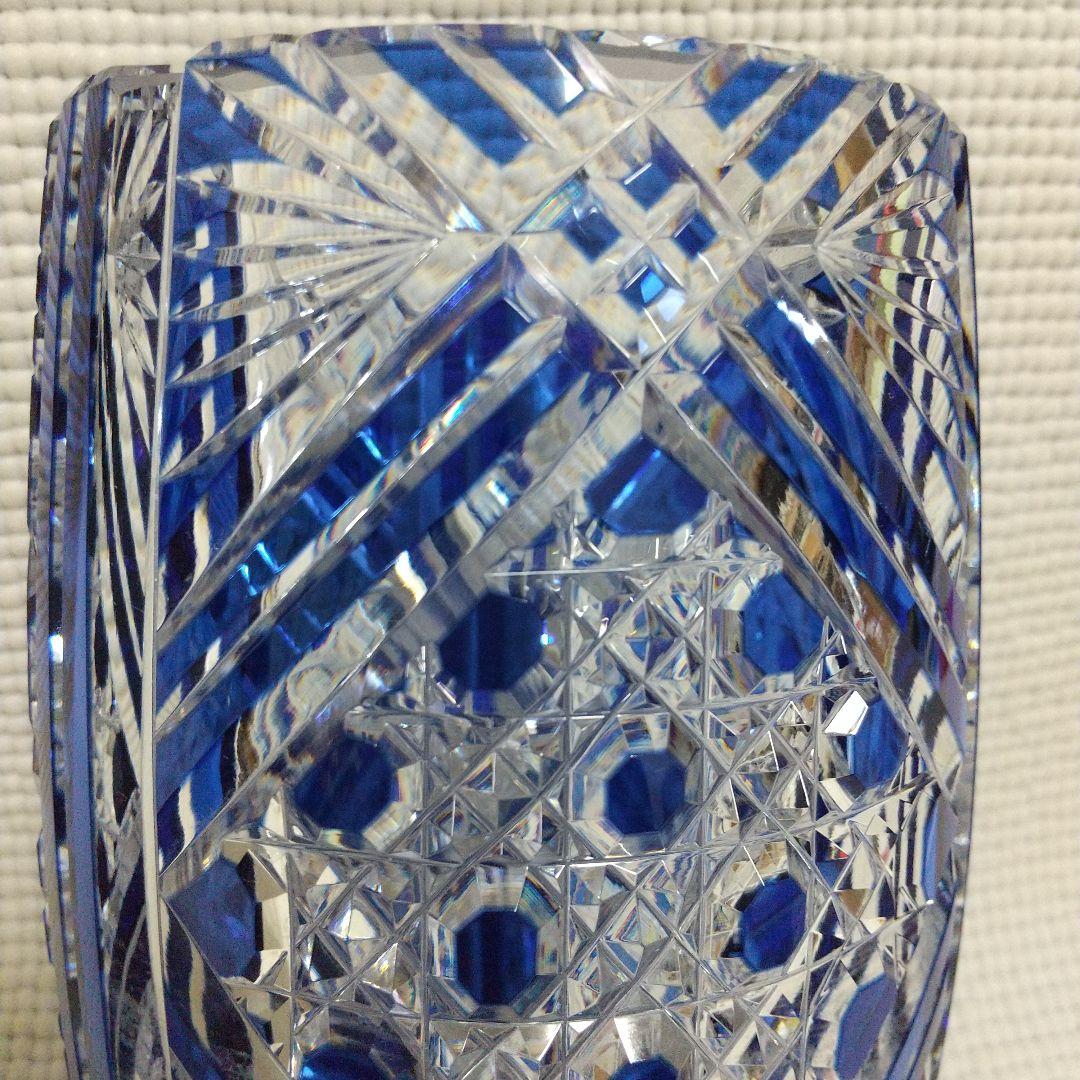 約８万円 カガミクリスタル 江戸切子の花瓶／笹っ葉に八角籠目紋 (調和と絆)
