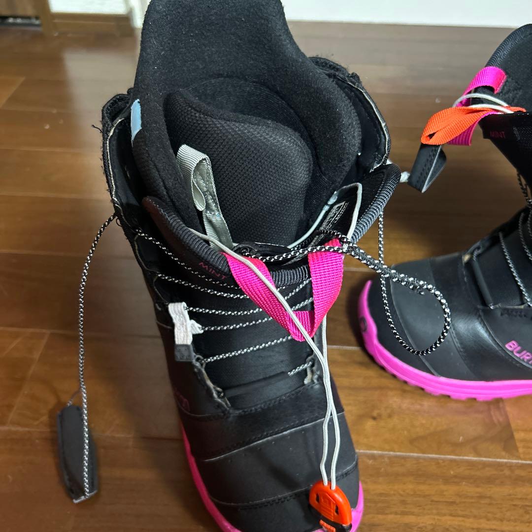 Burtonのスノーボードブーツ 黒/ピンク 女性用
