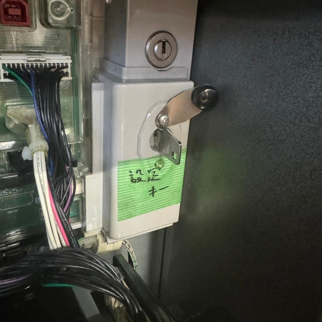 ユニバーサルブロス 沖ドキパラダイス パチスロ実機 通電確認済 Y0385