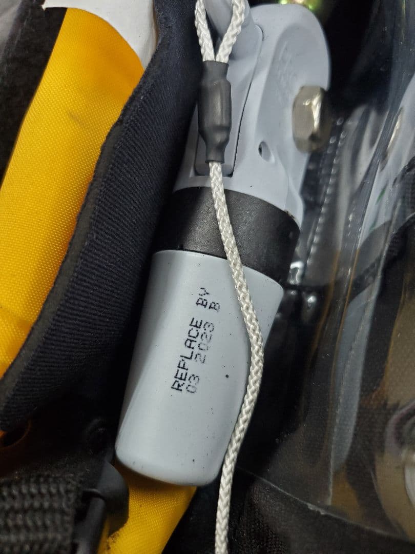 デプス ライジャケ 替えボンベ付き deps ライフジャケット 自動膨張式