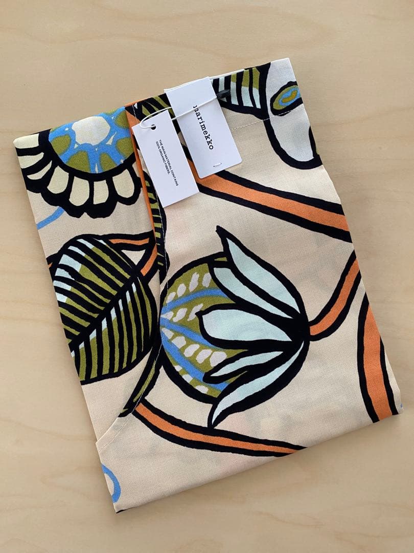 マリメッコ 2025年　新作　Tiara ティアラ　エプロン