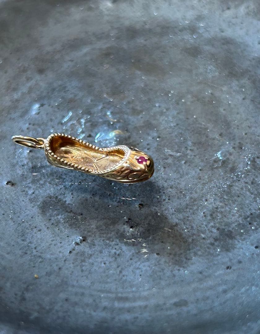 agete ネックレスチャーム　シューズ　K10 ルビー