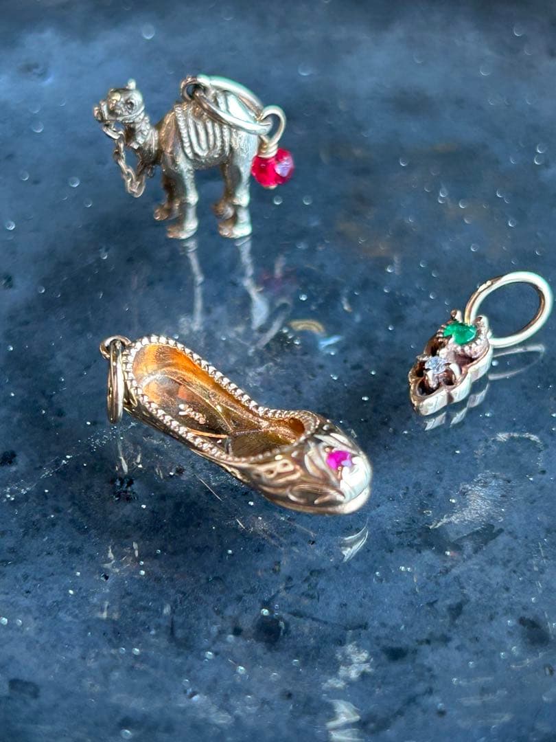 agete ネックレスチャーム　シューズ　K10 ルビー