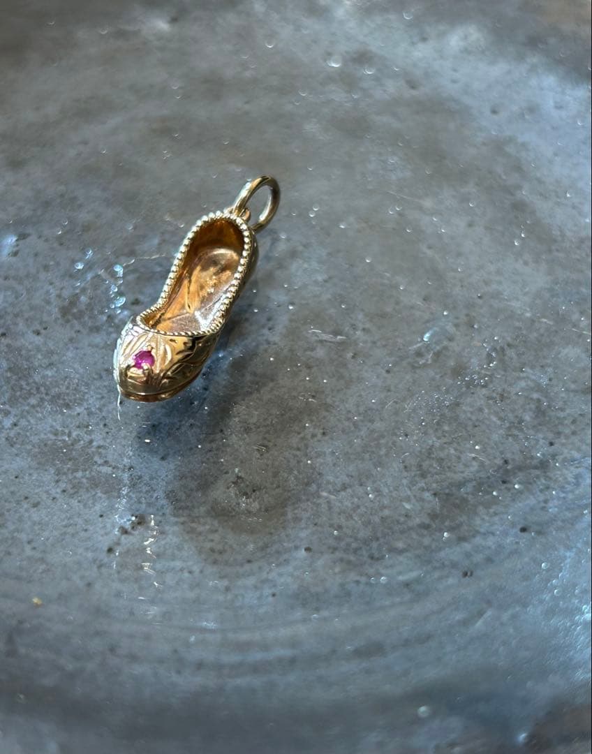 agete ネックレスチャーム　シューズ　K10 ルビー