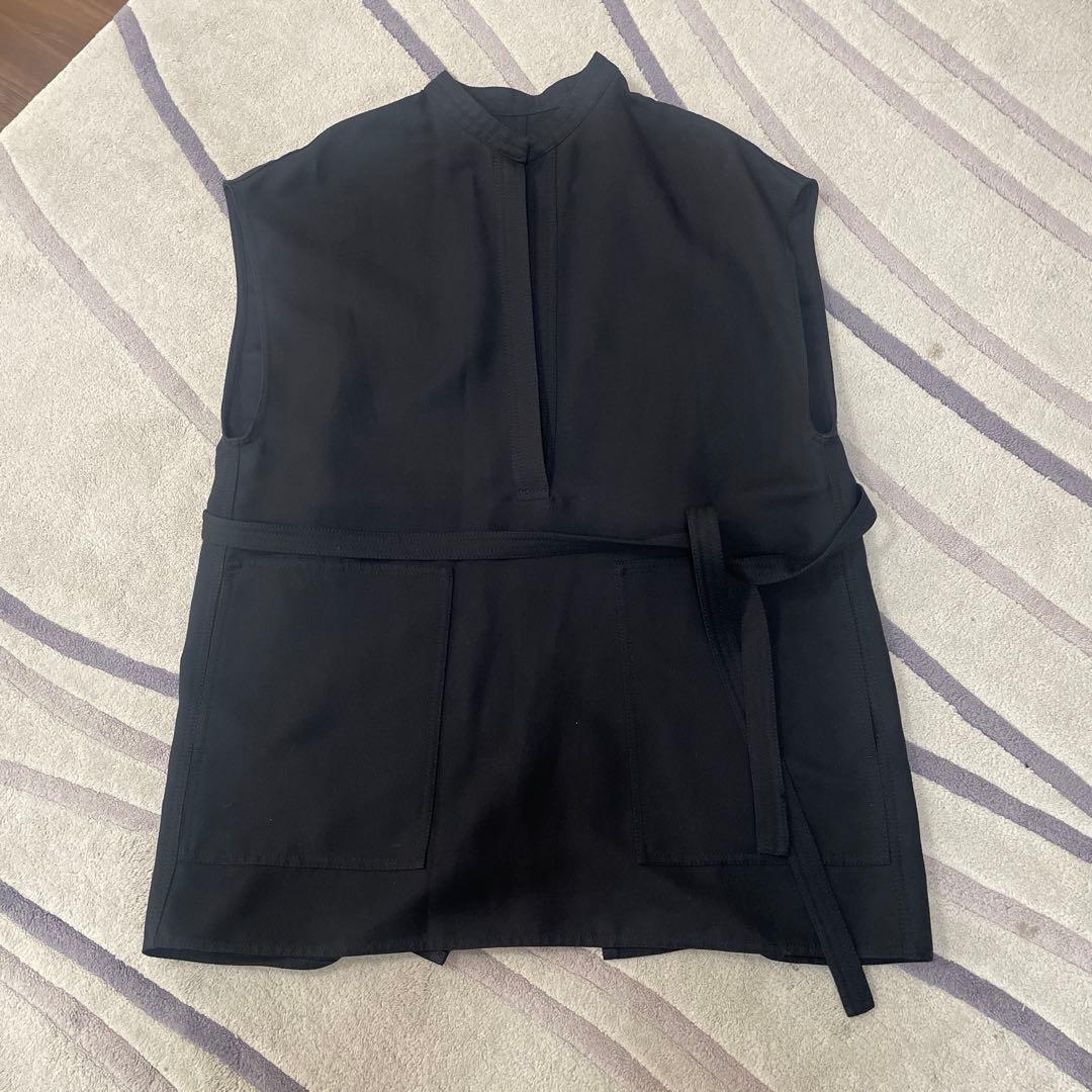 LE PHIL ブラックノースリーブベスト・ジレ