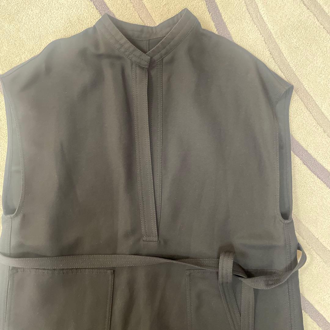 LE PHIL ブラックノースリーブベスト・ジレ