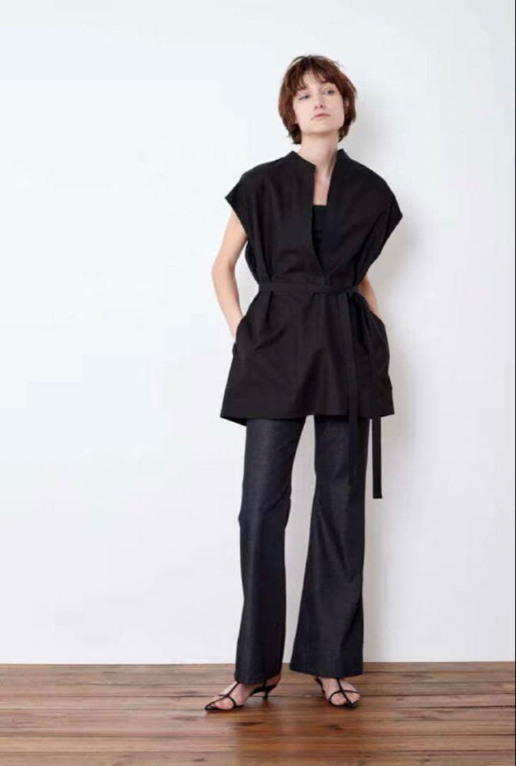 LE PHIL ブラックノースリーブベスト・ジレ