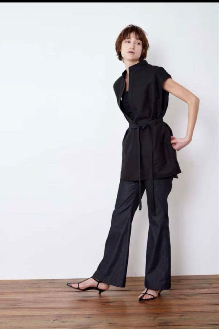 LE PHIL ブラックノースリーブベスト・ジレ