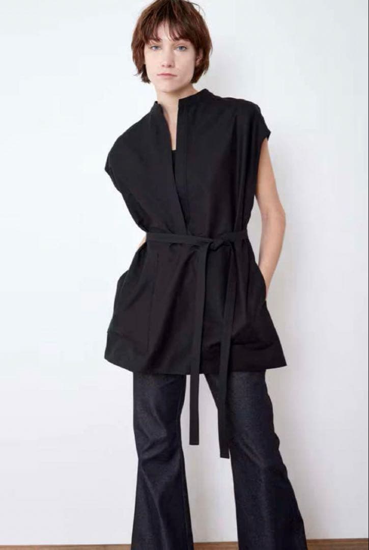 LE PHIL ブラックノースリーブベスト・ジレ