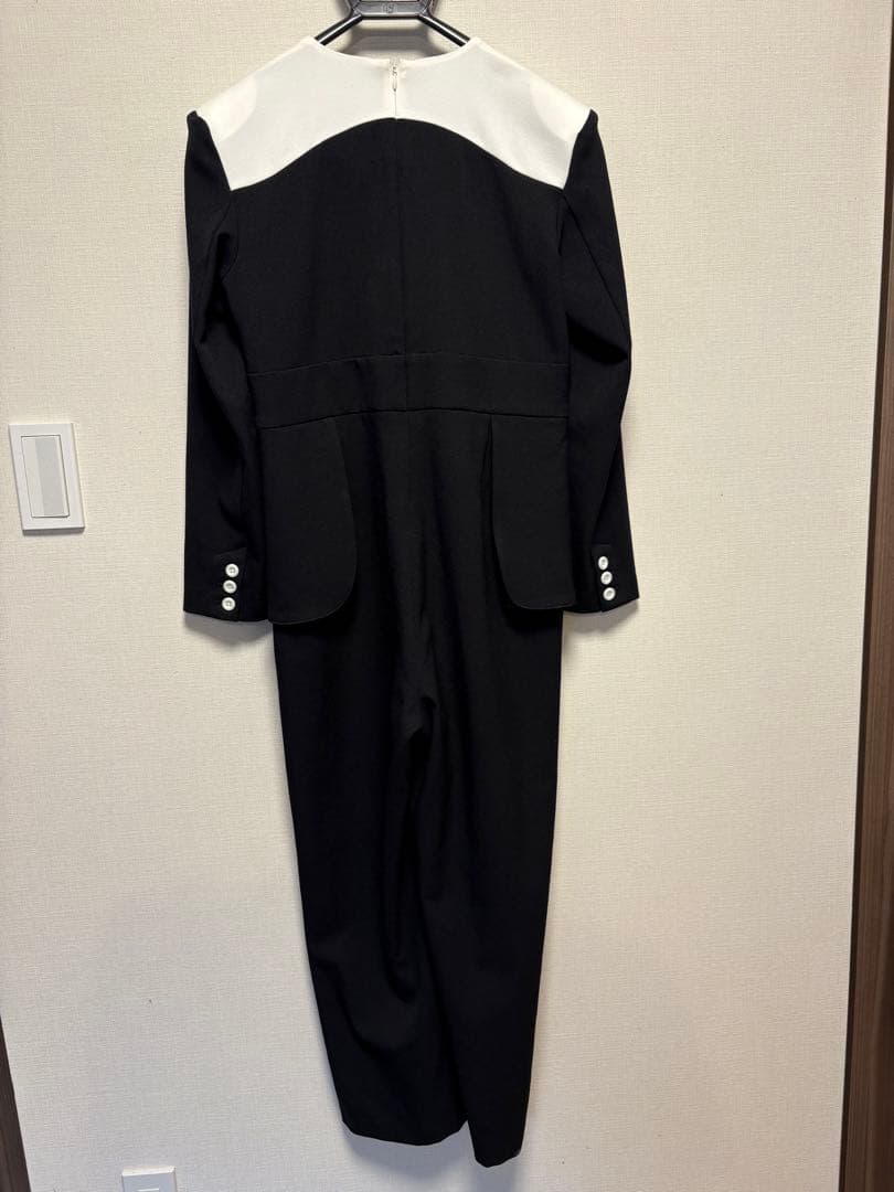 MEER. V NECK JUMP SUIT ブラック