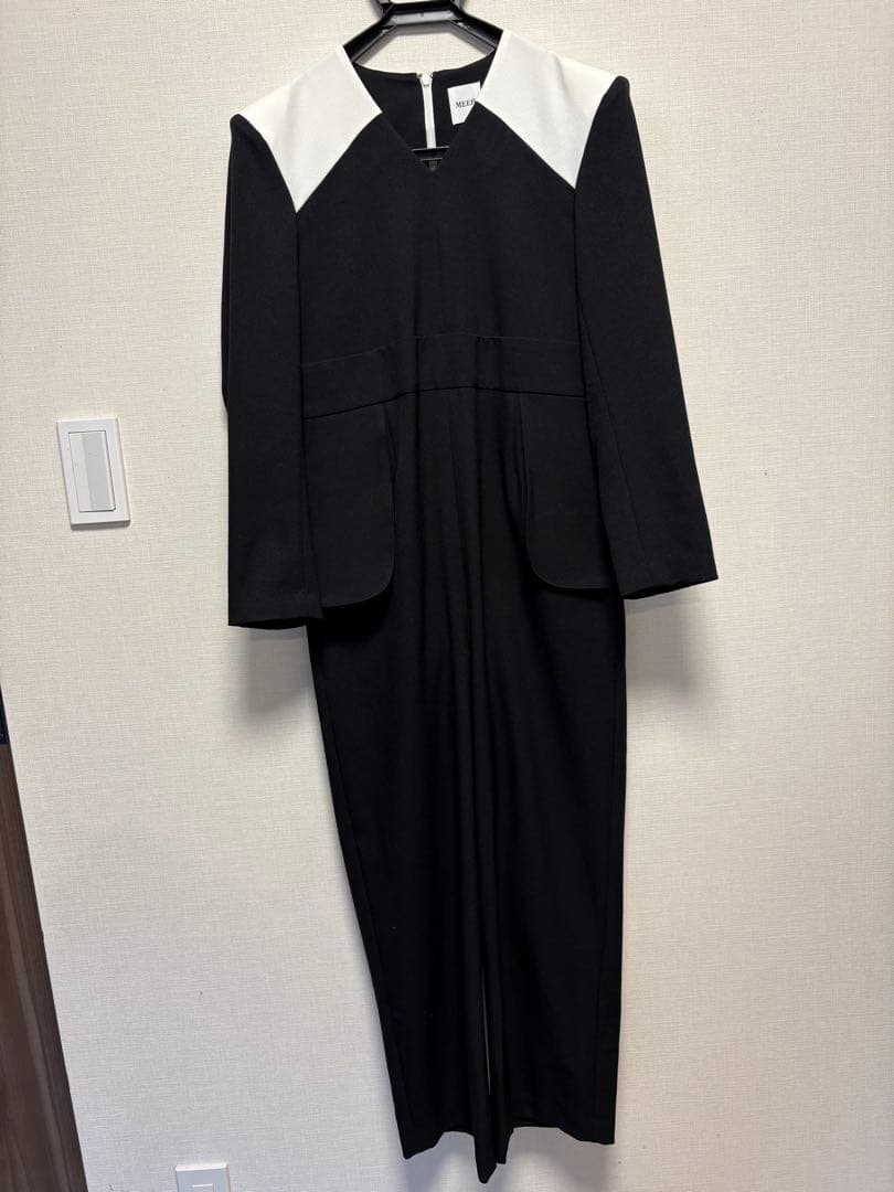 MEER. V NECK JUMP SUIT ブラック