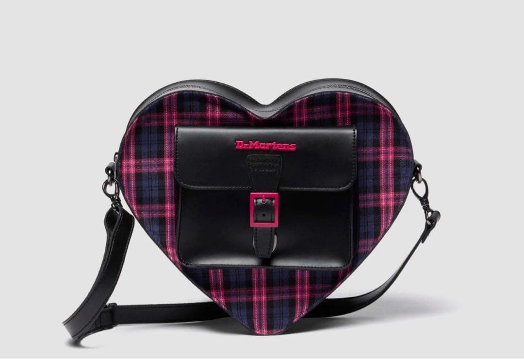 ハ*粉様 DeMartens ハート型ショルダーバッグ