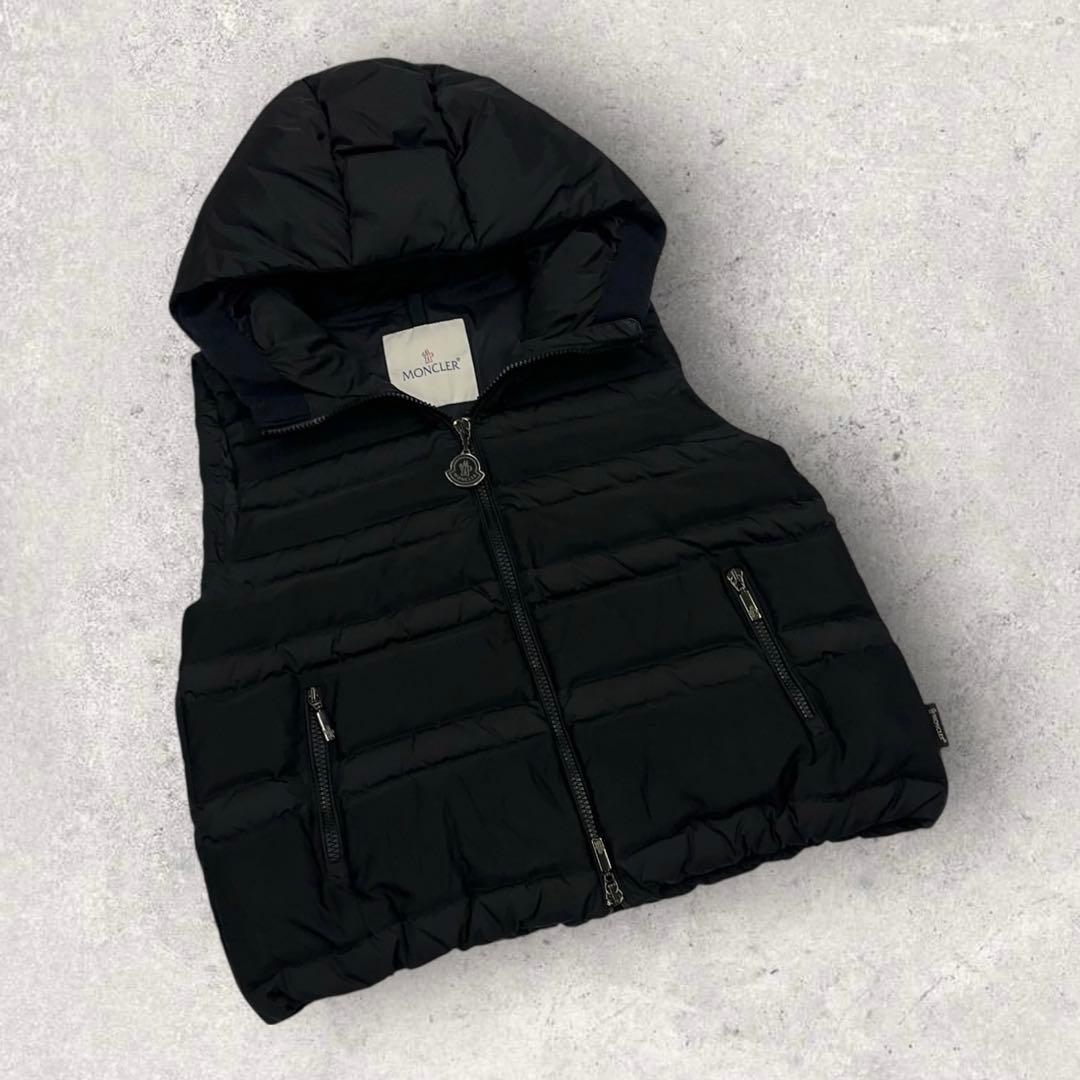10639【美品・QR鑑定済み】モンクレール　メタルロゴ　ダウンベスト　黒