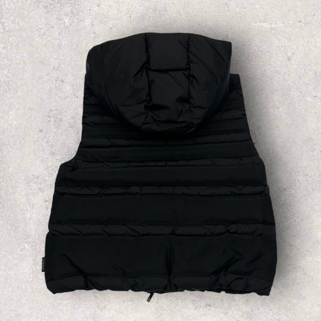 10639【美品・QR鑑定済み】モンクレール　メタルロゴ　ダウンベスト　黒