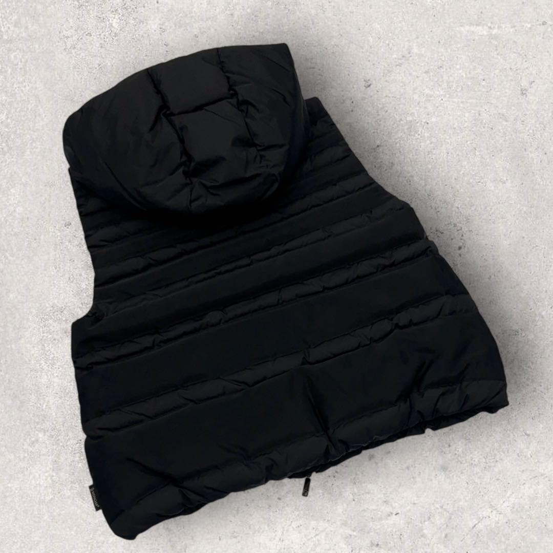 10639【美品・QR鑑定済み】モンクレール　メタルロゴ　ダウンベスト　黒