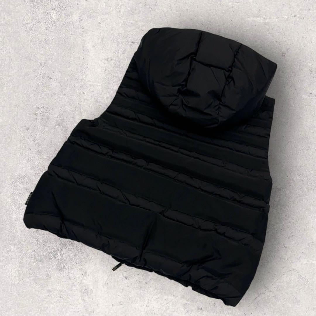10639【美品・QR鑑定済み】モンクレール　メタルロゴ　ダウンベスト　黒