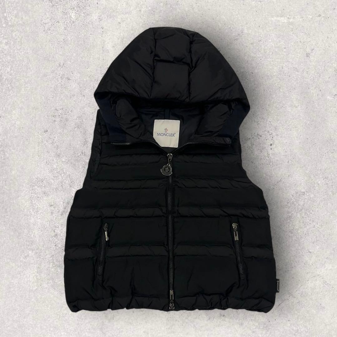 10639【美品・QR鑑定済み】モンクレール　メタルロゴ　ダウンベスト　黒