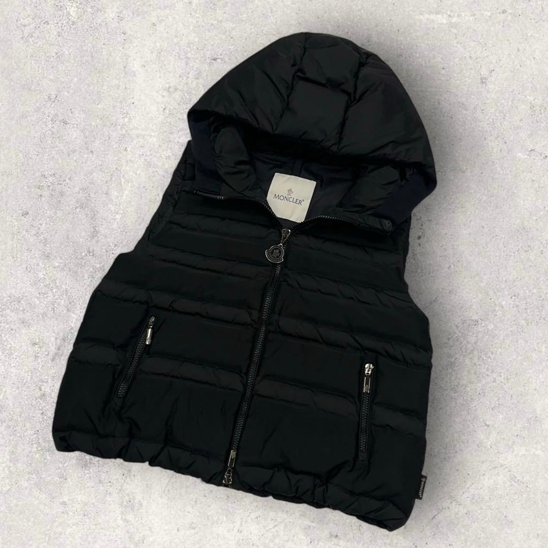 10639【美品・QR鑑定済み】モンクレール　メタルロゴ　ダウンベスト　黒