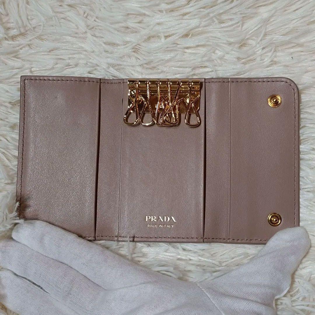 【美品】プラダ　キーケース　6連　三角ロゴプレート　レザー　ベージュ