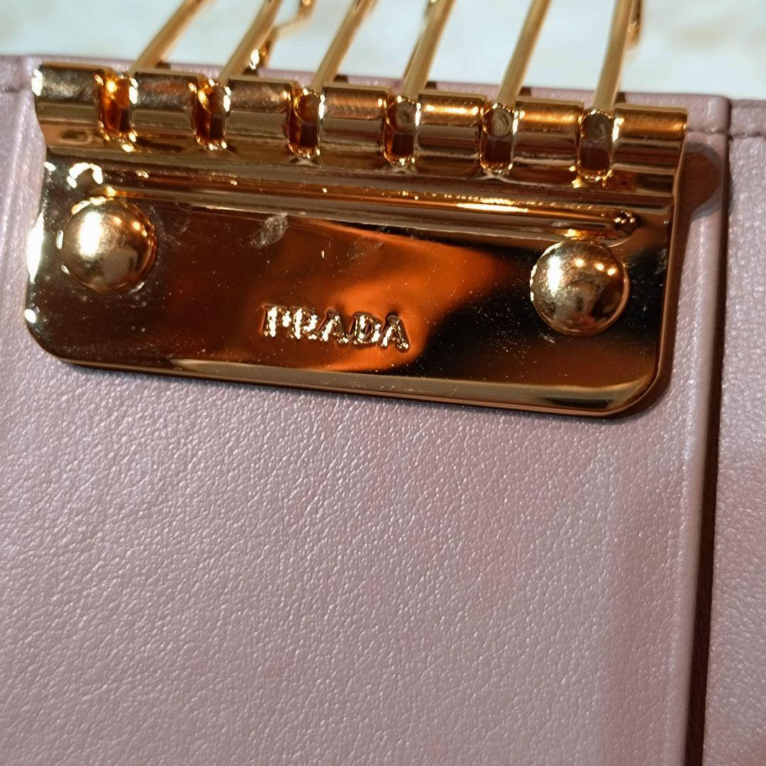 【美品】プラダ　キーケース　6連　三角ロゴプレート　レザー　ベージュ