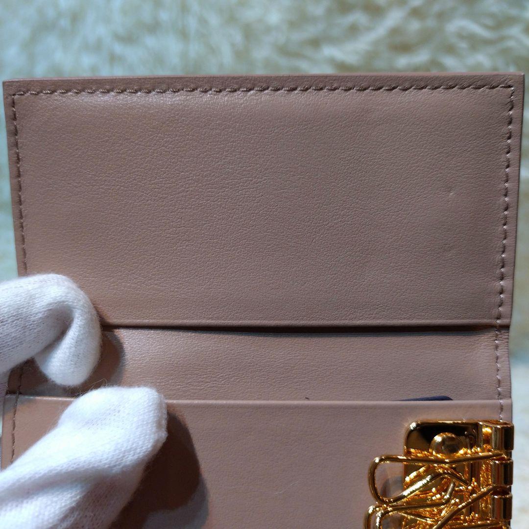 【美品】プラダ　キーケース　6連　三角ロゴプレート　レザー　ベージュ