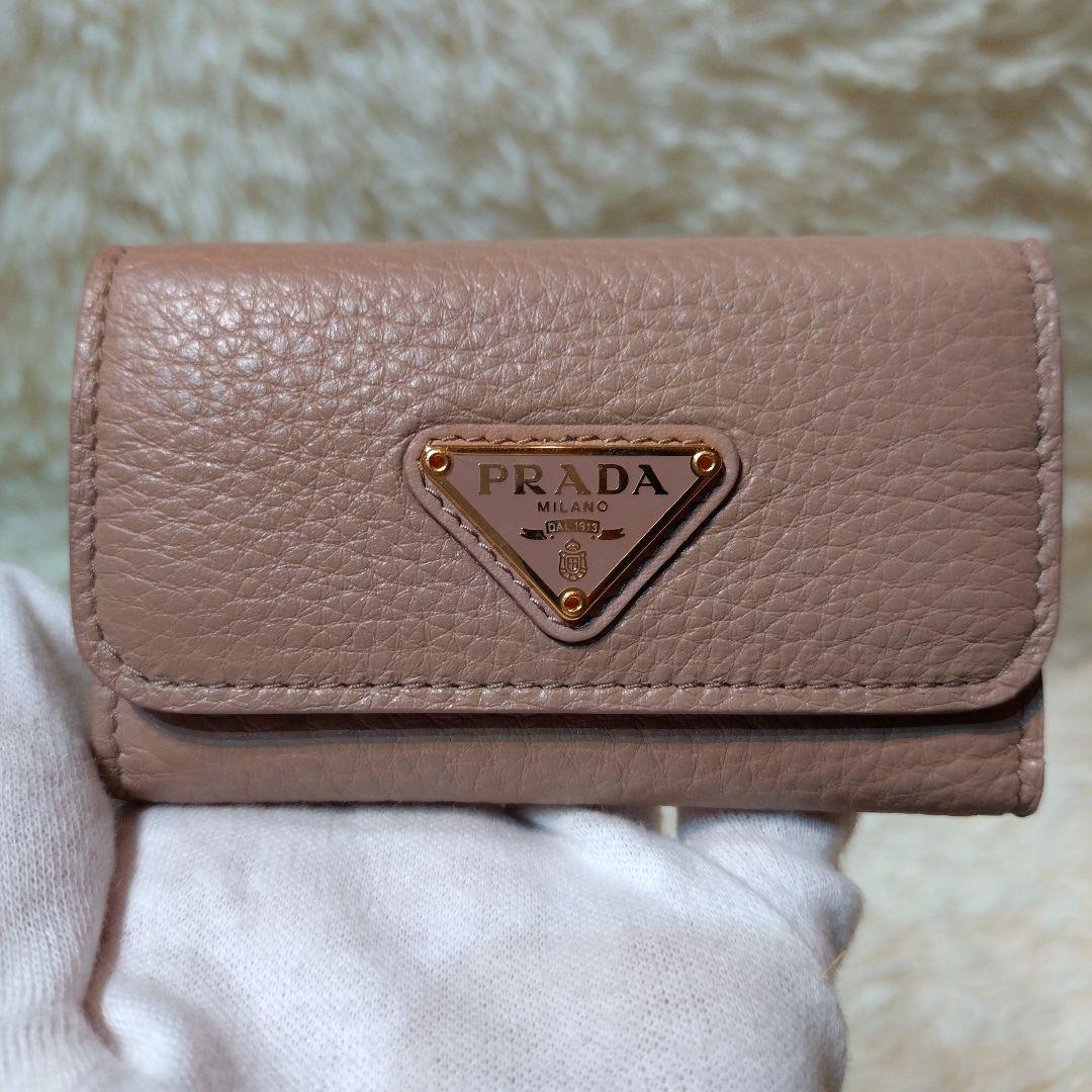 【美品】プラダ　キーケース　6連　三角ロゴプレート　レザー　ベージュ