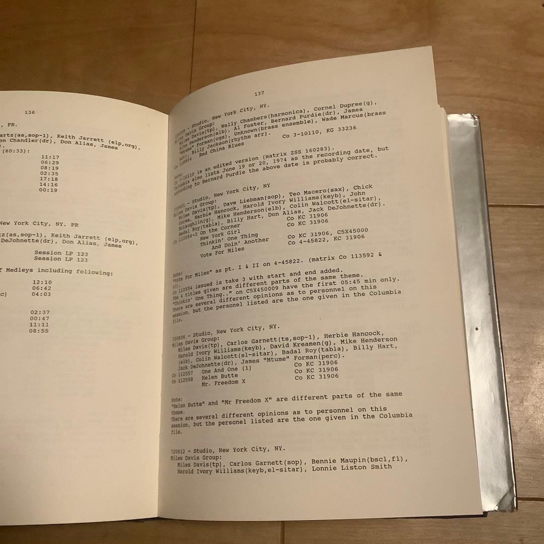 洋書 The sound of MILES DAVIS-THE DISCOGRAPHY