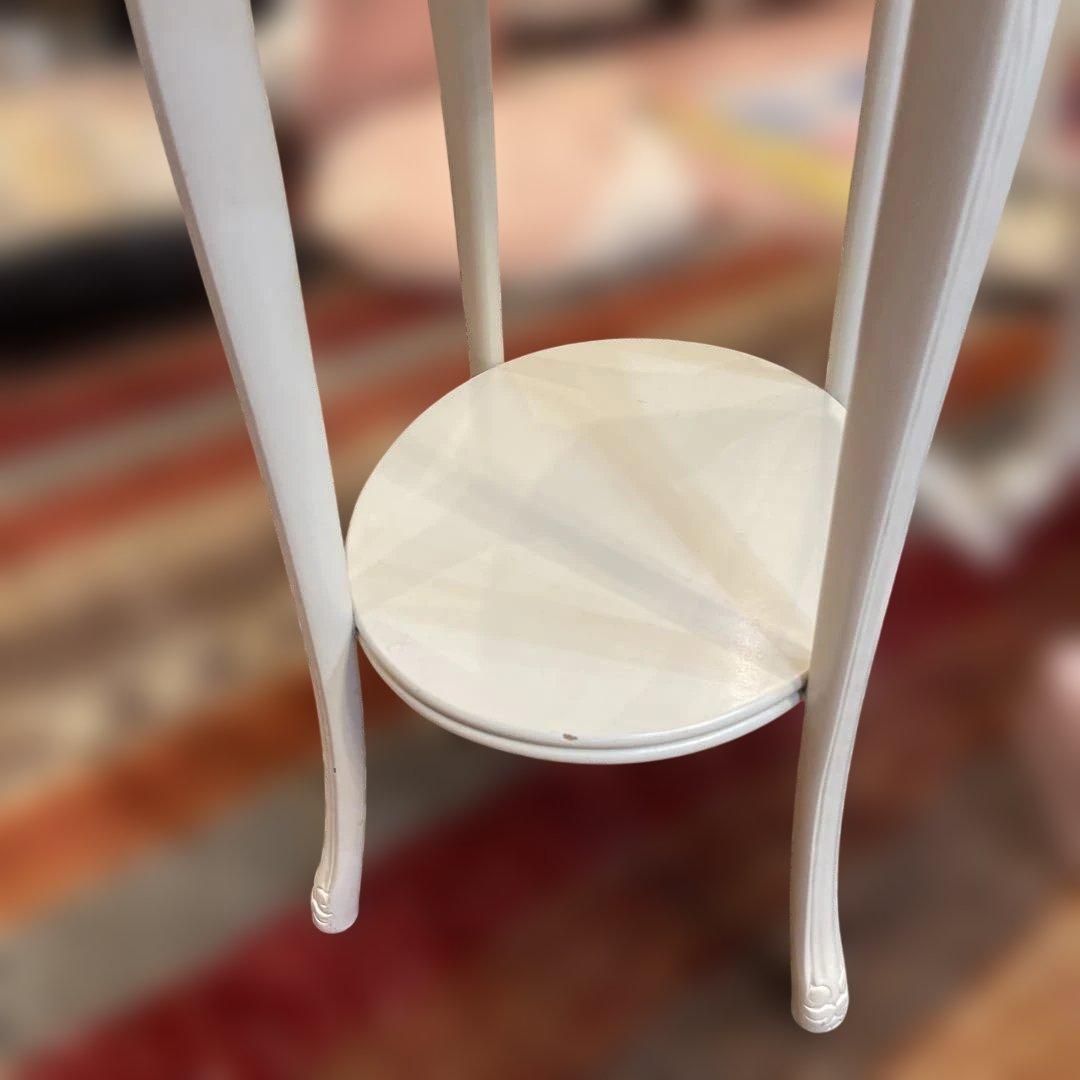 ロココ様式ゴールドの装飾アンティーク楕円形サイドテーブル下段棚付クリームホワイト