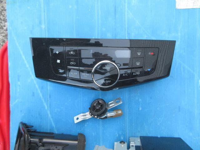 日産純正　C26セレナ取り外し　カーナビゲーションシステム 他