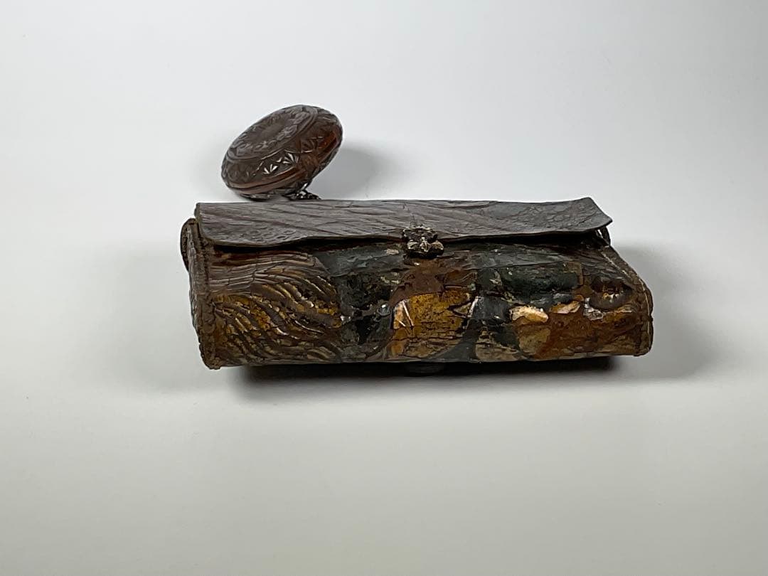 煙草入れ　金唐革　饅頭根付　忠利銘　提げ物