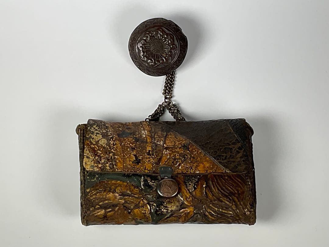 煙草入れ　金唐革　饅頭根付　忠利銘　提げ物