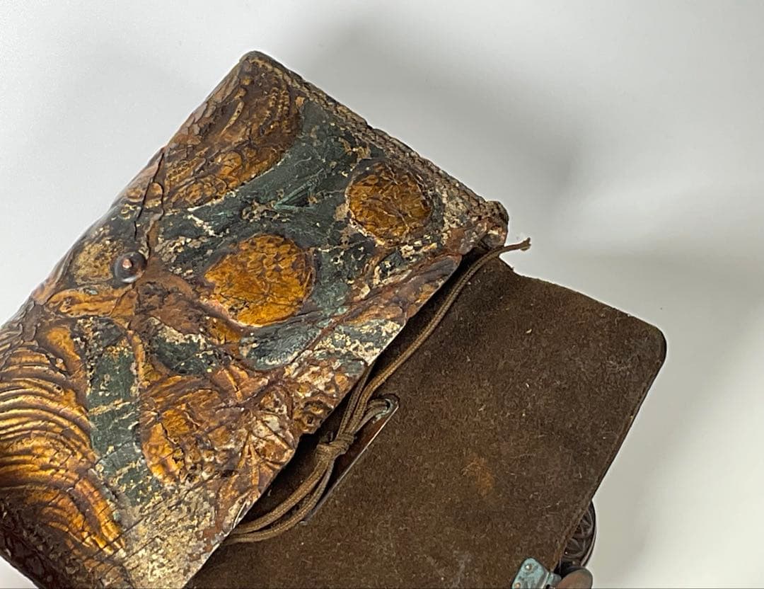 煙草入れ　金唐革　饅頭根付　忠利銘　提げ物