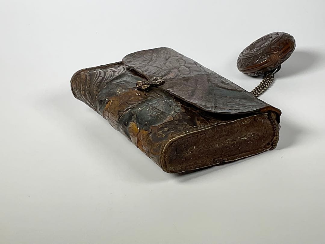 煙草入れ　金唐革　饅頭根付　忠利銘　提げ物