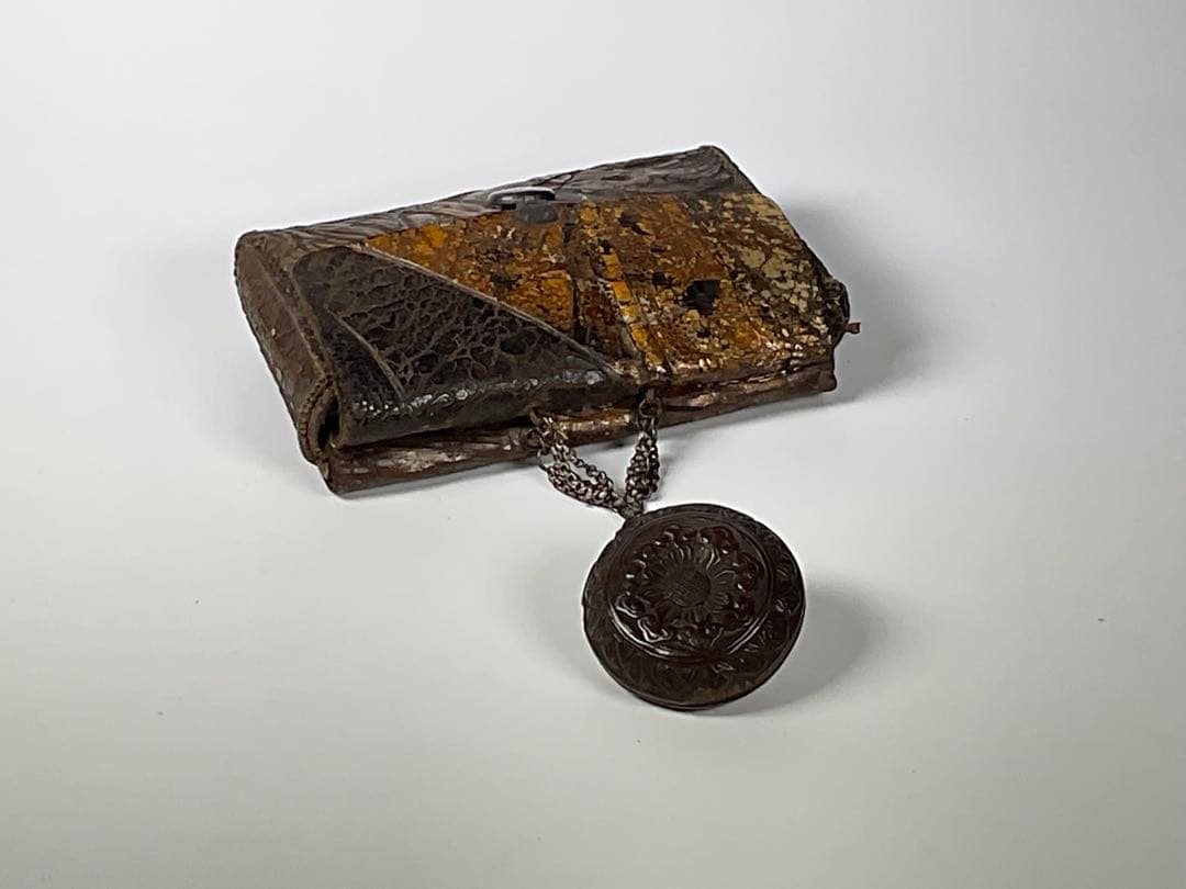 煙草入れ　金唐革　饅頭根付　忠利銘　提げ物