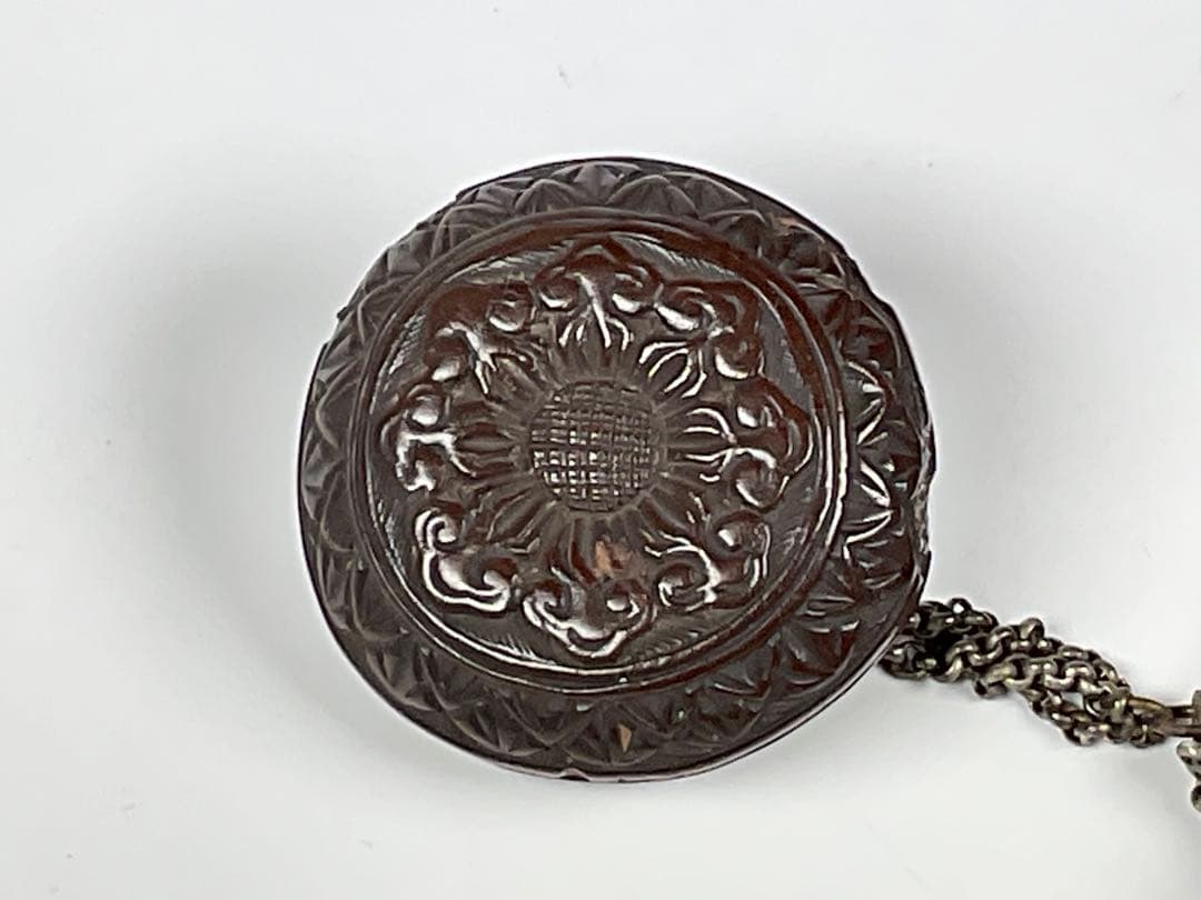 煙草入れ　金唐革　饅頭根付　忠利銘　提げ物