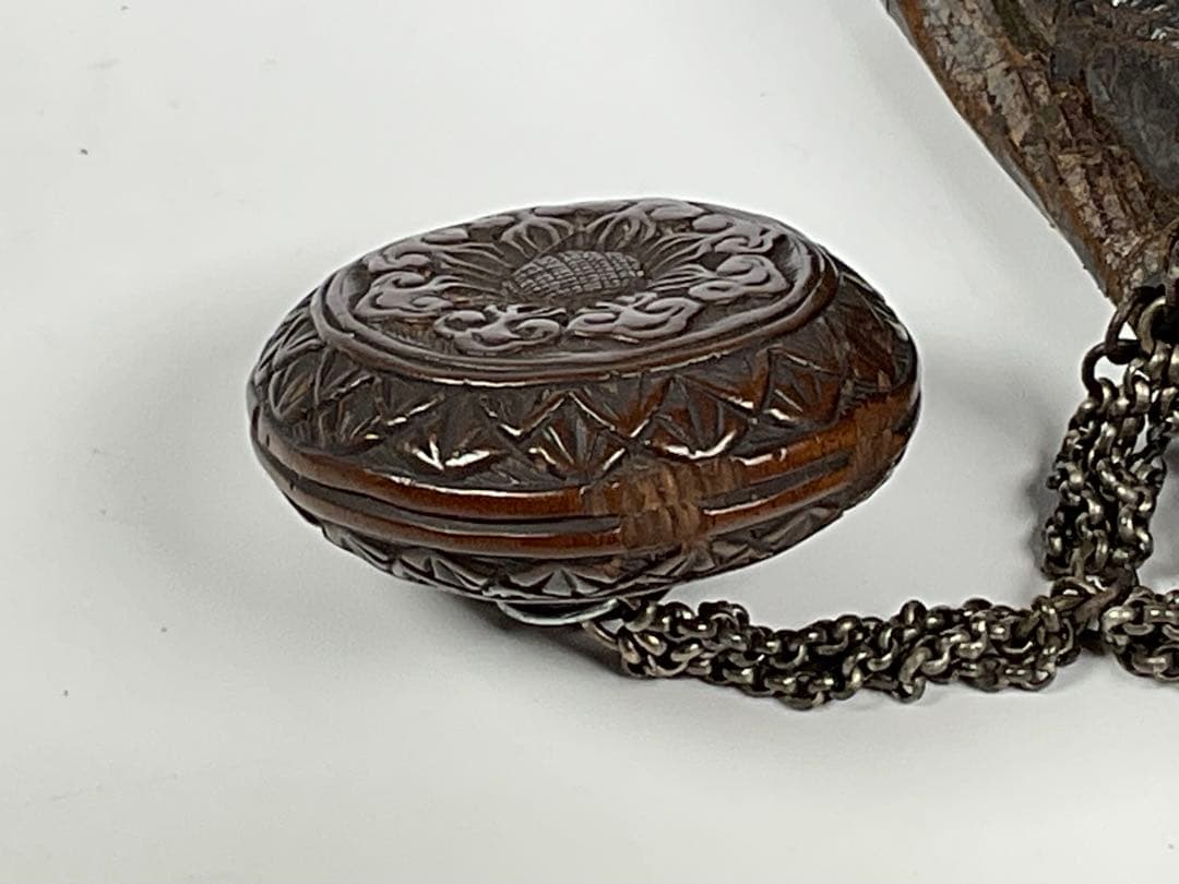 煙草入れ　金唐革　饅頭根付　忠利銘　提げ物