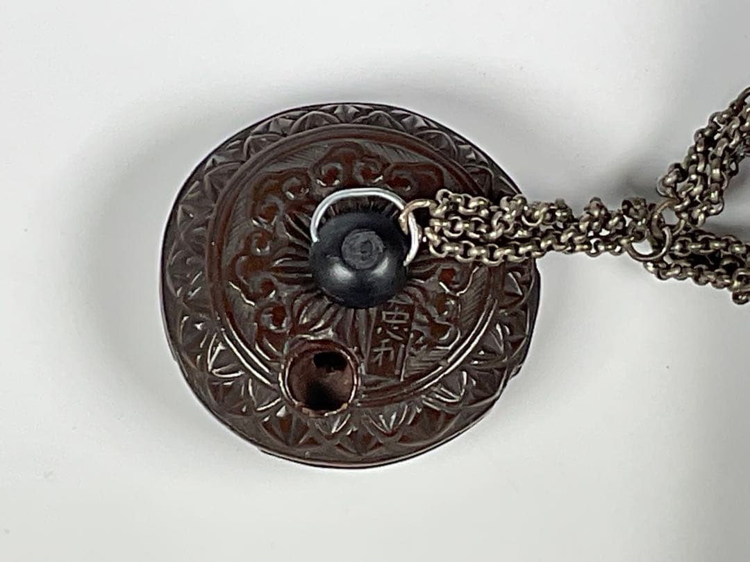 煙草入れ　金唐革　饅頭根付　忠利銘　提げ物