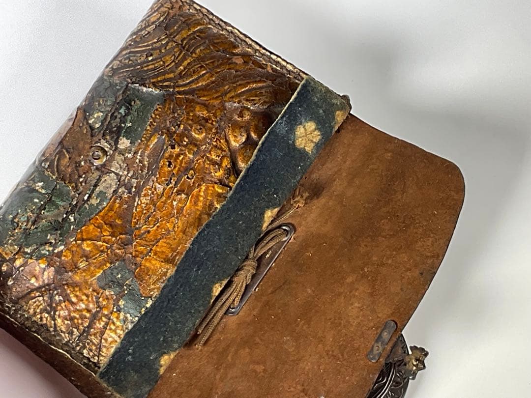 煙草入れ　金唐革　饅頭根付　忠利銘　提げ物