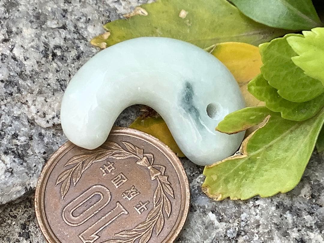 青緑入り✳小滝産原石切出し極上品質　本物の糸魚川翡翠勾玉　機械鑑定付の極上物を‼️