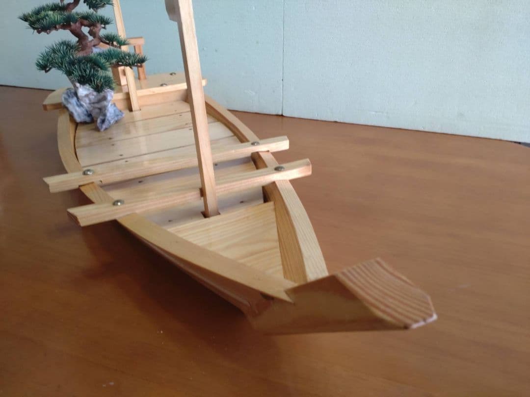 舟盛り、料理舟は白木製です。お刺身、お寿司、宴会、お祝いの豪華舟でミニ盆栽付き