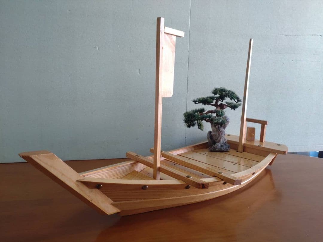舟盛り、料理舟は白木製です。お刺身、お寿司、宴会、お祝いの豪華舟でミニ盆栽付き