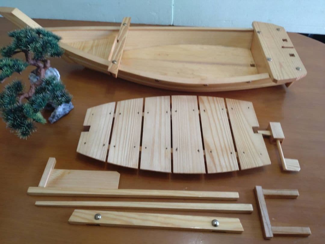 舟盛り、料理舟は白木製です。お刺身、お寿司、宴会、お祝いの豪華舟でミニ盆栽付き