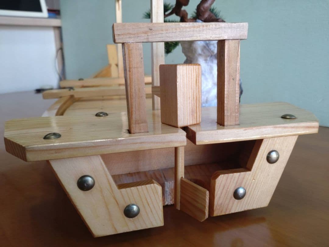 舟盛り、料理舟は白木製です。お刺身、お寿司、宴会、お祝いの豪華舟でミニ盆栽付き