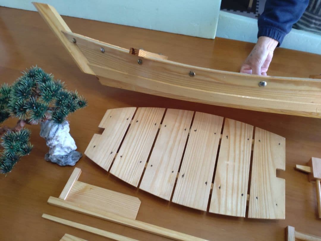 舟盛り、料理舟は白木製です。お刺身、お寿司、宴会、お祝いの豪華舟でミニ盆栽付き