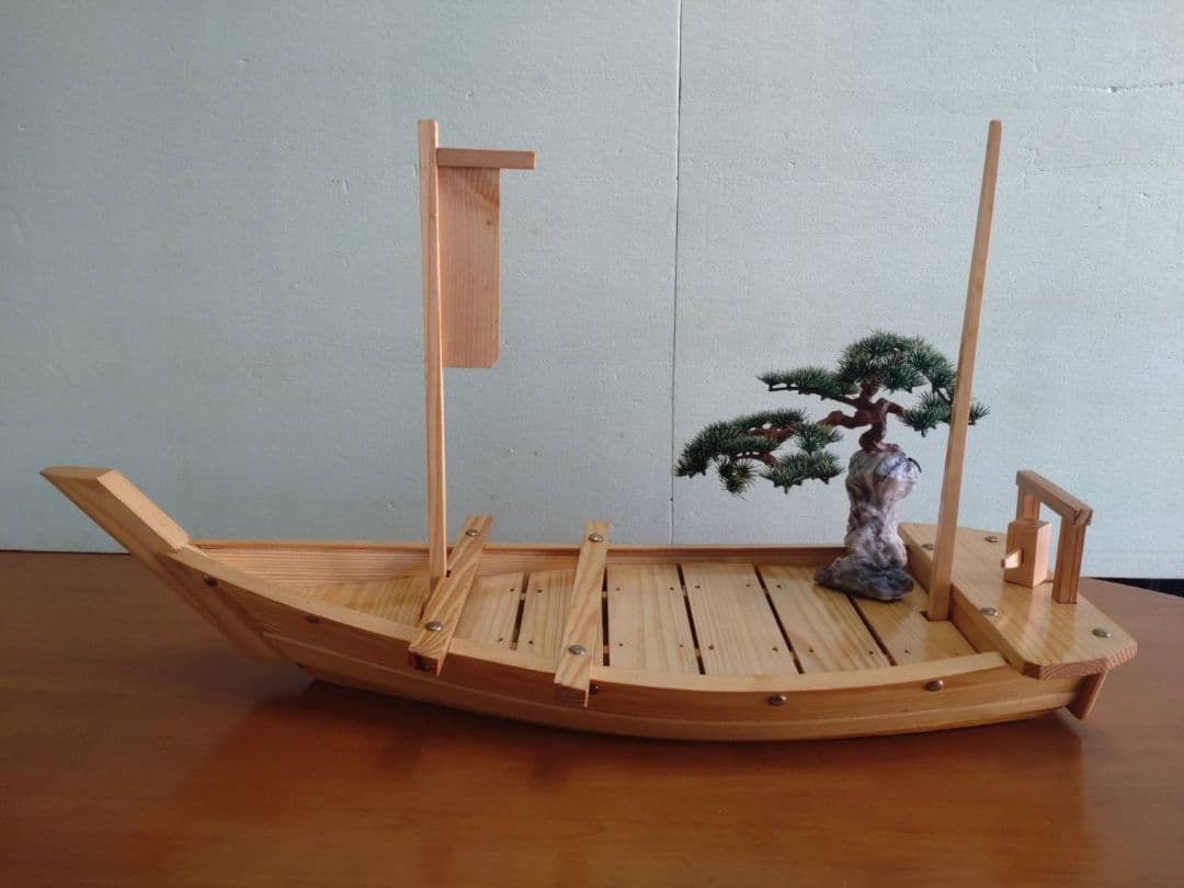 舟盛り、料理舟は白木製です。お刺身、お寿司、宴会、お祝いの豪華舟でミニ盆栽付き