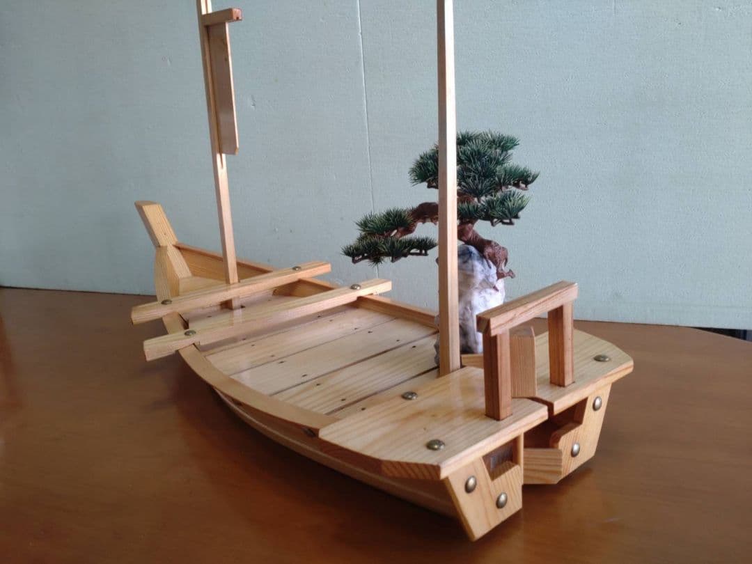 舟盛り、料理舟は白木製です。お刺身、お寿司、宴会、お祝いの豪華舟でミニ盆栽付き